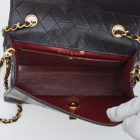 CHANEL VINTAGE LAMBSKIN BLACK TRAPEZOID FLAP BAG MEDIUM (CIRCA 1990) - Picture 6 of 11